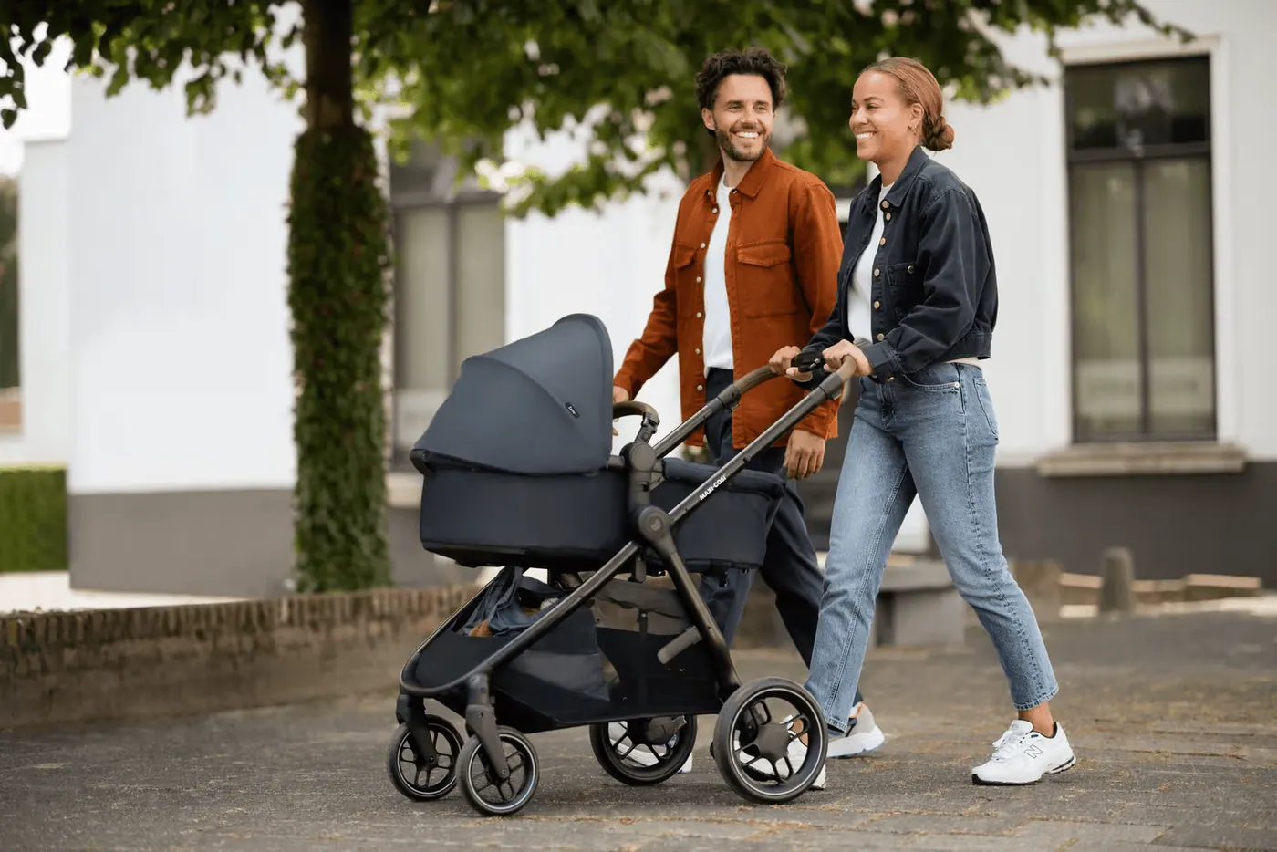 Maxi-Cosi Zelia — Família passeando na cidade